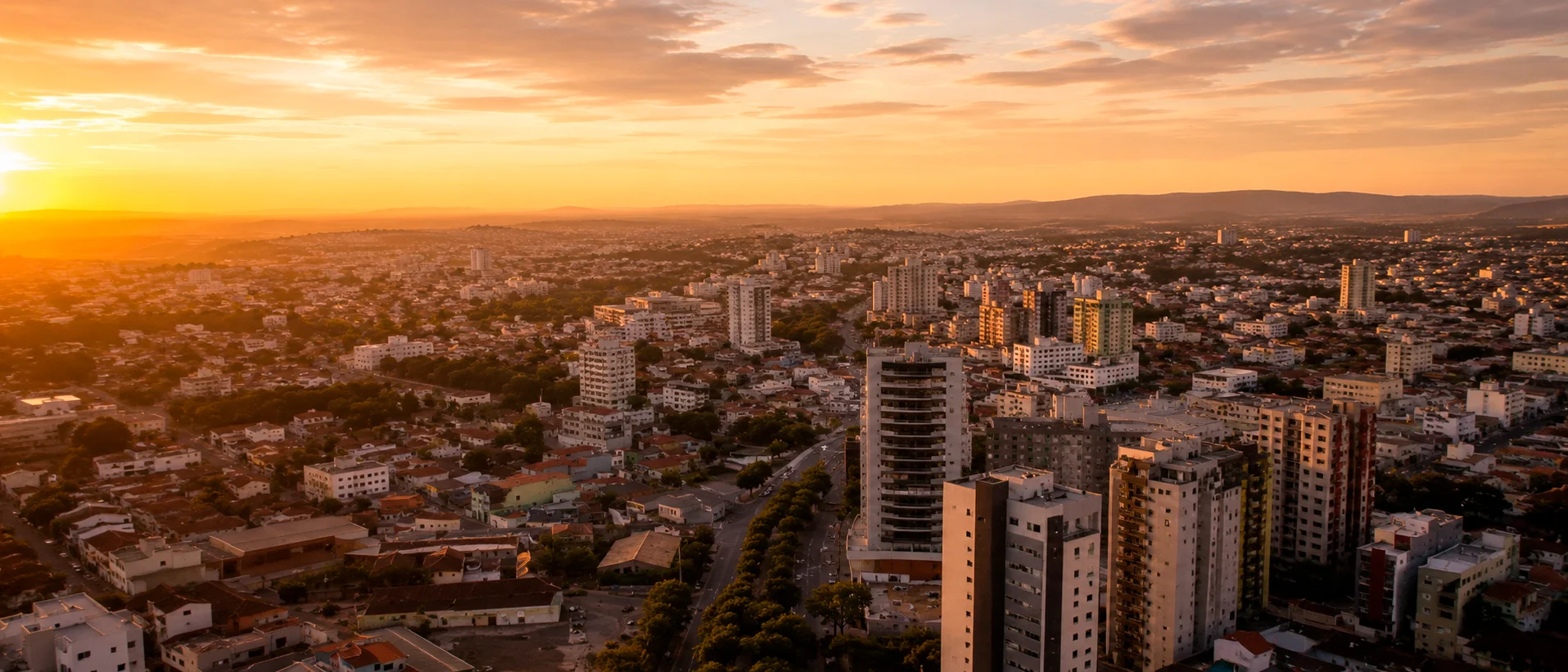 Vista aérea de Montes Claros ao pôr do sol
